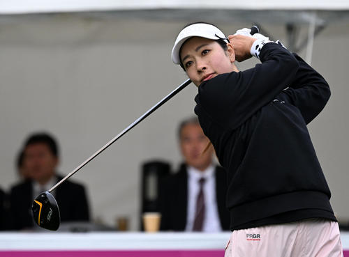 10番、ティーショットを放つ森田理香子（撮影・前岡正明）