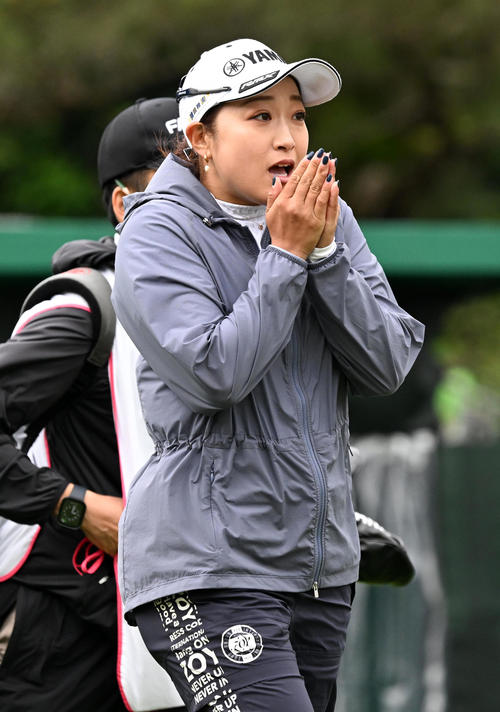 1番、寒さで手に息を吹きかける高木（撮影・前岡正明）