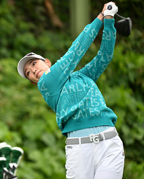 10番、ティーショットを放つ原英莉花（撮影・前岡正明）