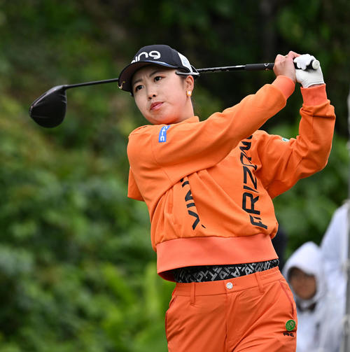 10番、ティーショットを放つ上野（撮影・前岡正明）