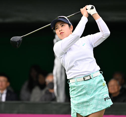 1番、ティーショットを放つ天本（撮影・前岡正明）