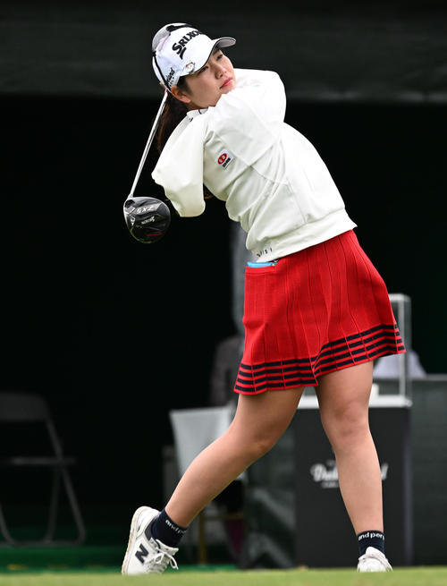 1番、ティーショットを放つ桜井（撮影・前岡正明）