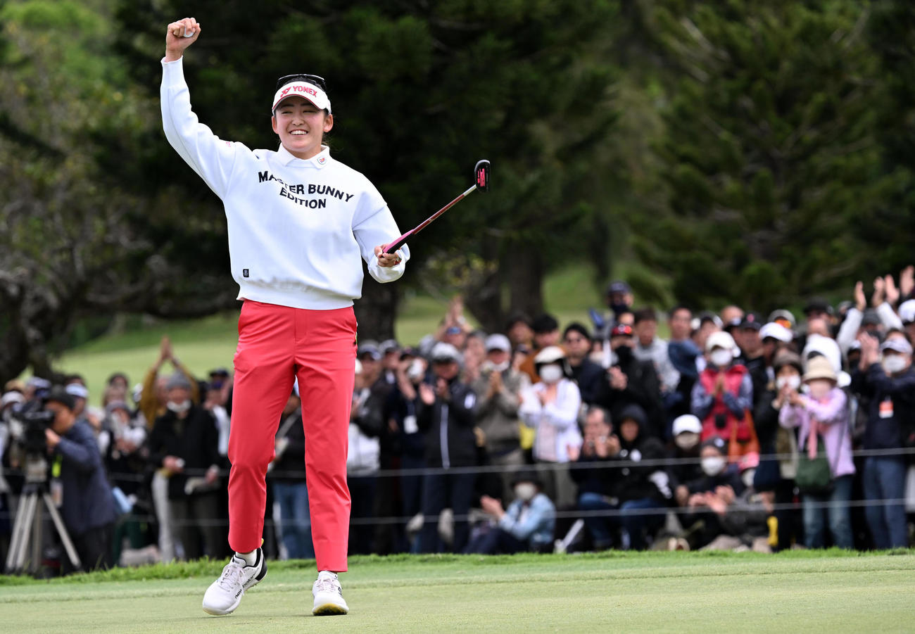 18番、通算18アンダーで優勝、ガッツポーズの岩井千（撮影・前岡正明）