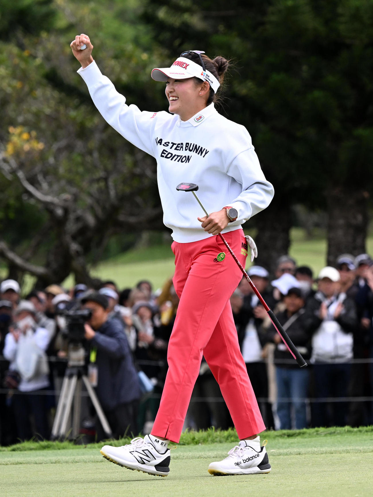 18番、通算18アンダーで優勝、ガッツポーズの岩井千（撮影・前岡正明）