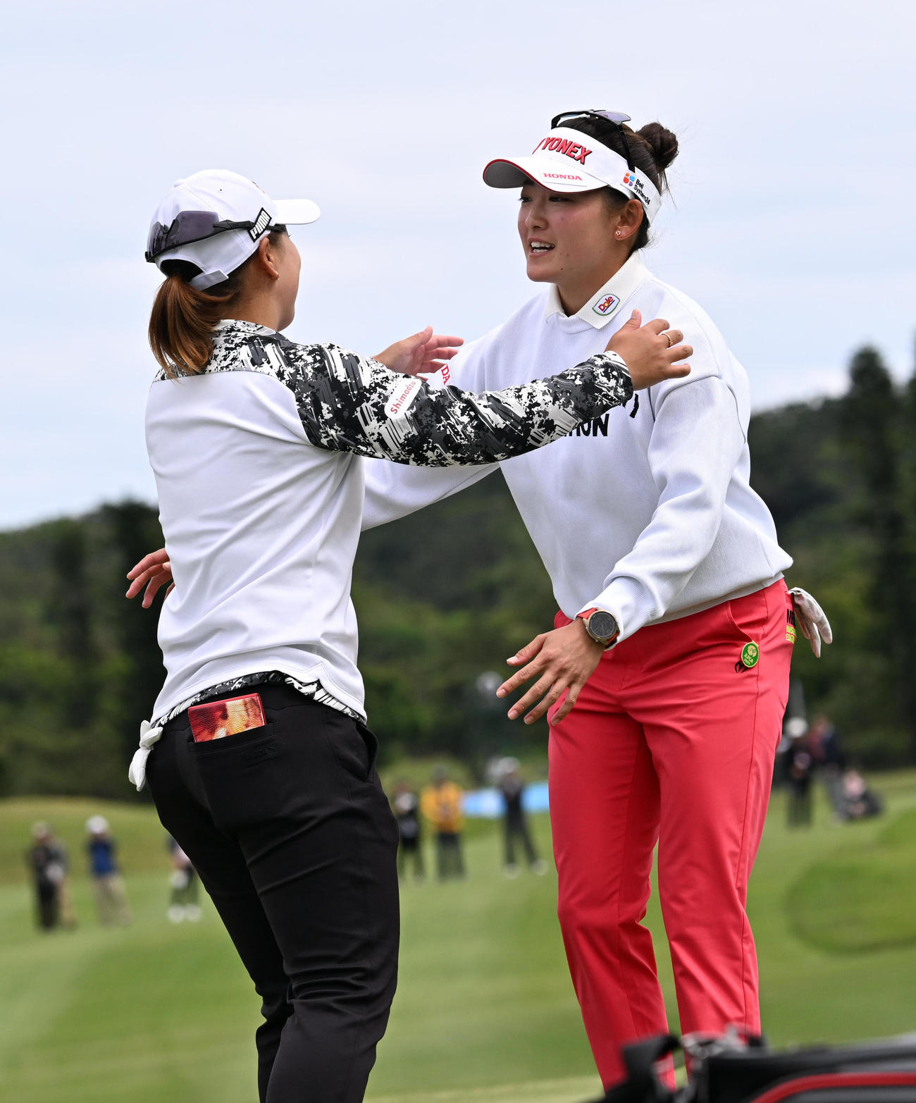 18番、通算18アンダーで優勝の岩井千（右）は西郷とハグ（撮影・前岡正明）