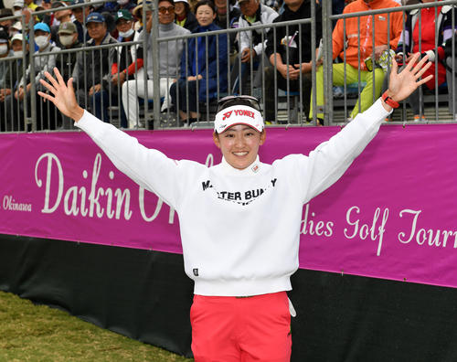 優勝インタビューを受けた岩井千はバンザイポーズ（撮影・前岡正明）