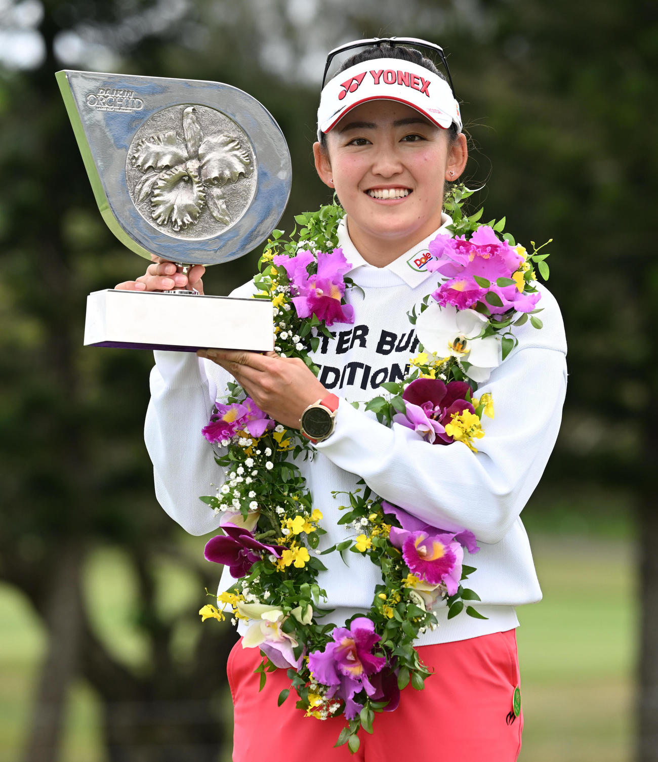 優勝トロフィーを手に笑顔を見せる岩井千（撮影・前岡正明）