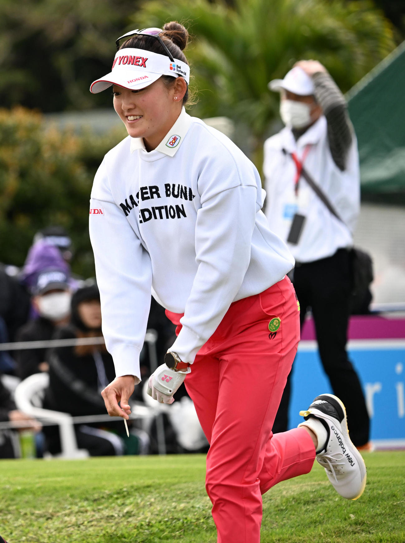1番、笑顔でスタートする岩井千怜（撮影・前岡正明）