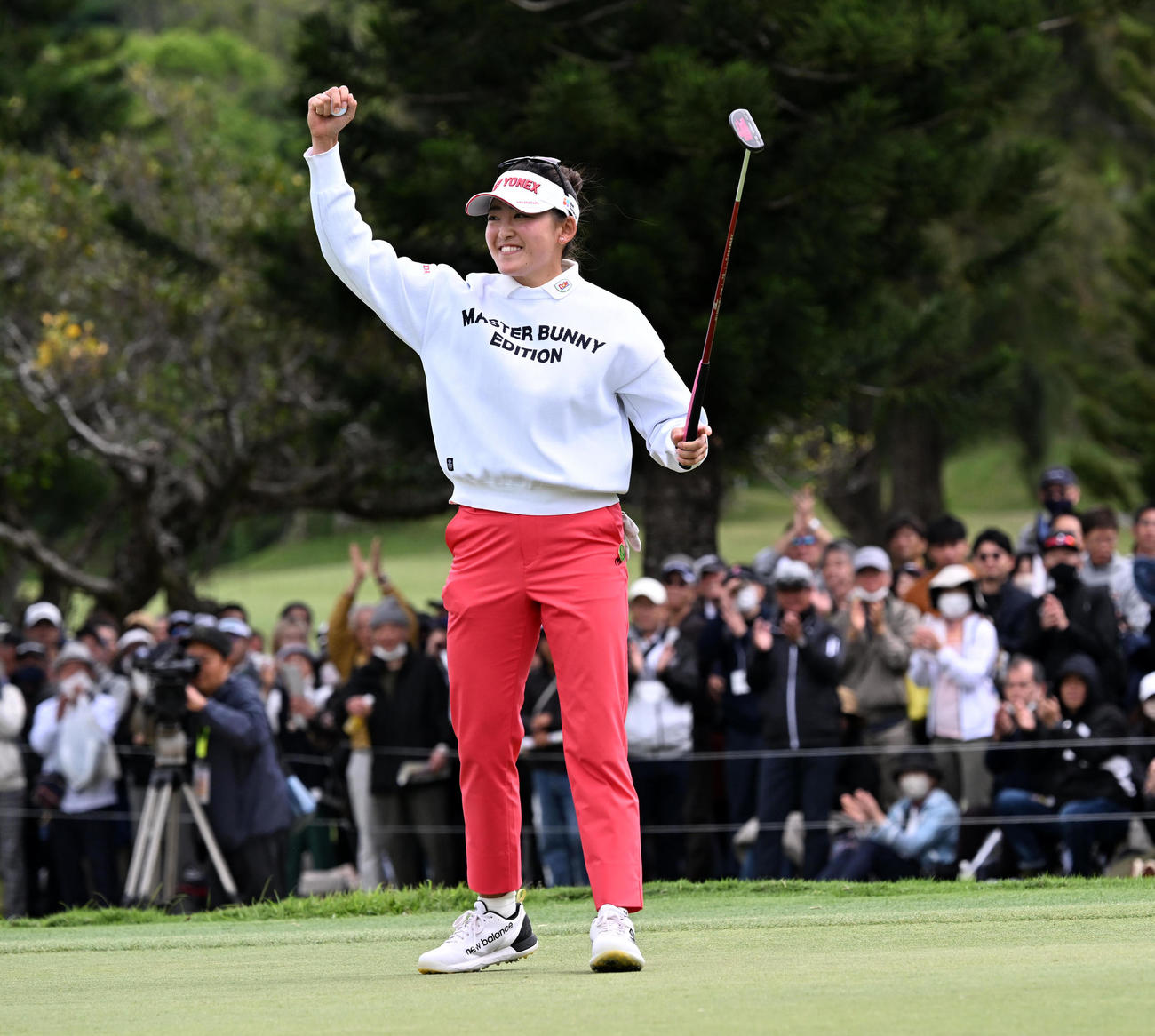 18番、通算18アンダーで優勝、ガッツポーズの岩井千（撮影・前岡正明）