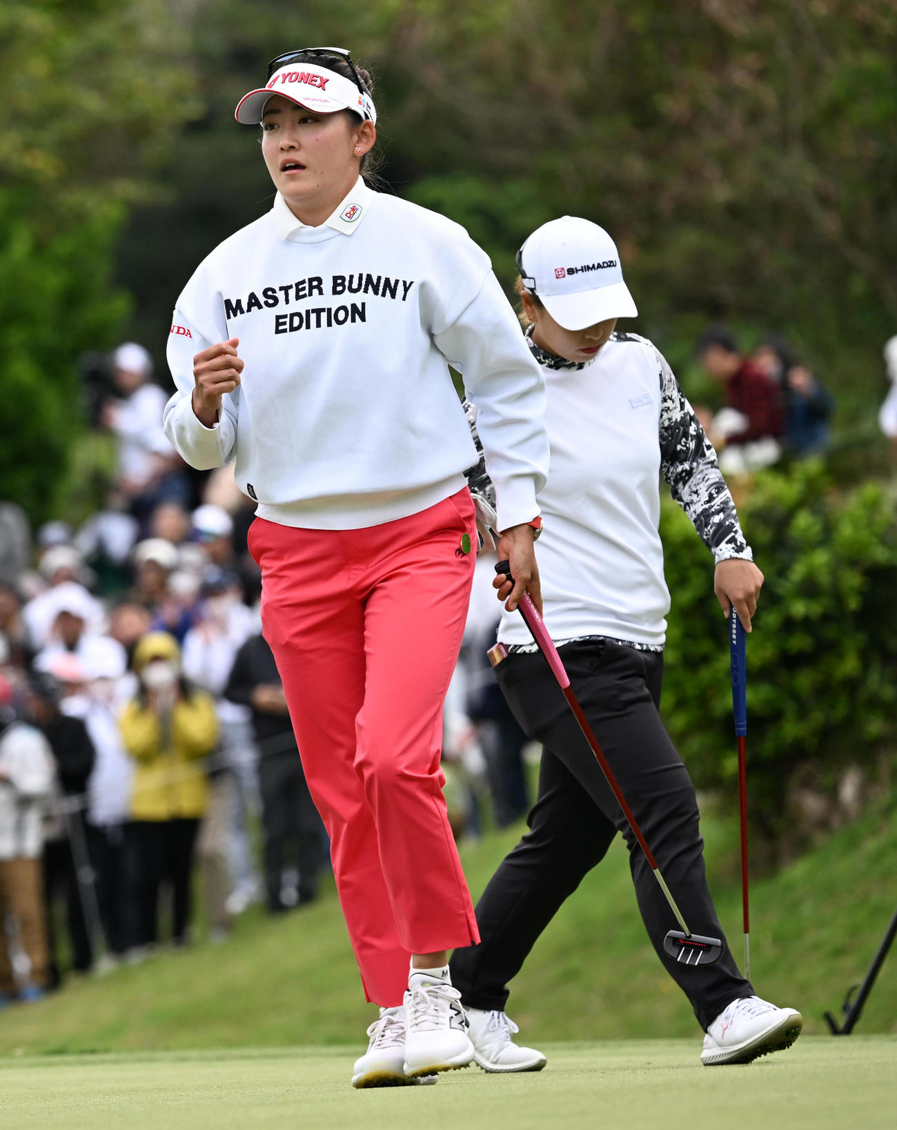 14番、バーディーパットを決めた岩井千（左）。右は西郷（撮影・前岡正明）
