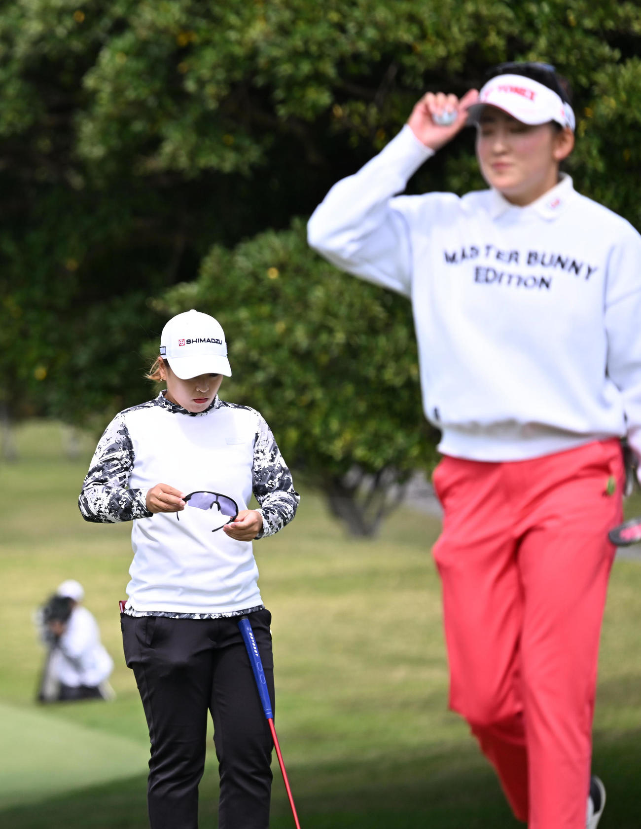 17番、プレーを待つ西郷（左）。右はバーディーパットを決めた岩井千（撮影・前岡正明）