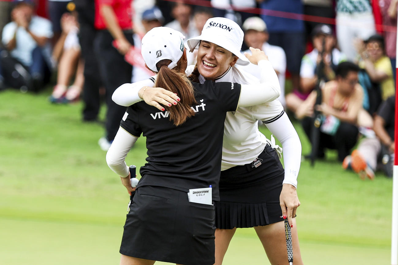 優勝したハナ・グリーン（右）を祝福する古江彩佳（AP）