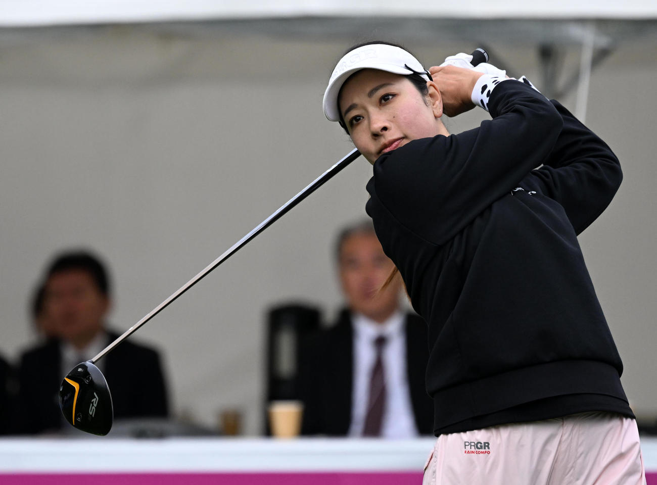 10番、ティーショットを放つ森田理香子（撮影・前岡正明）