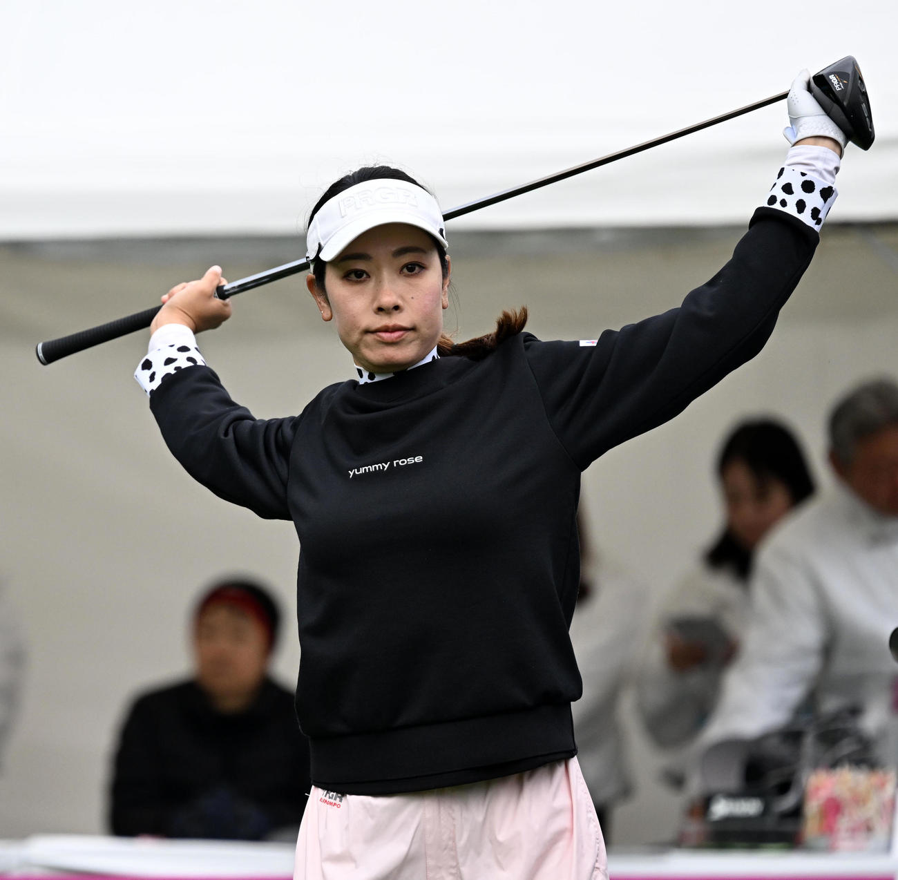 10番、ストレッチを行う森田理香子（撮影・前岡正明）