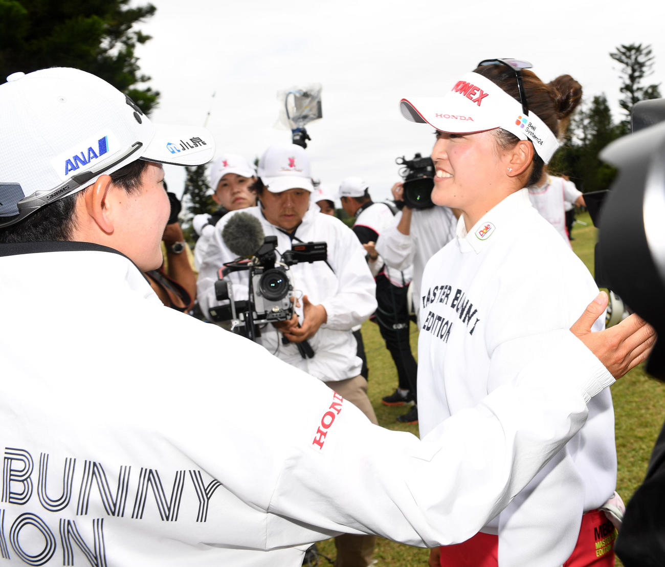 優勝した岩井千（右）は姉の岩井明から祝福を受ける（撮影・前岡正明）