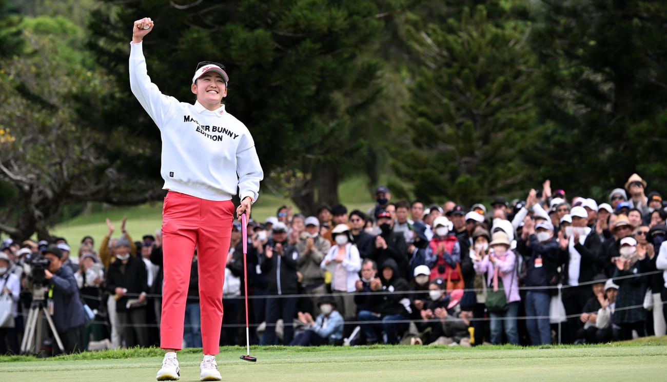 18番、通算18アンダーで優勝、ガッツポーズの岩井千（撮影・前岡正明）