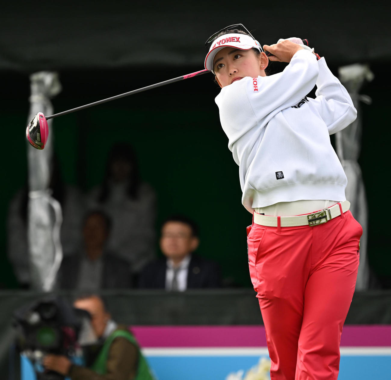 1番、ティーショットを放つ岩井千怜（撮影・前岡正明）