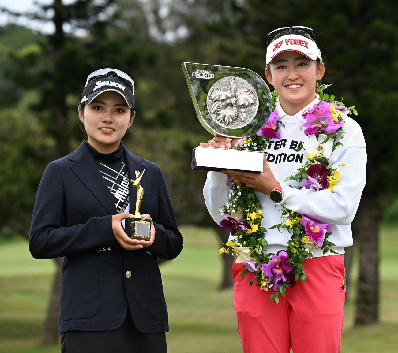 優勝した岩井千（右）はベストアマの吉崎マーナと記念撮影（撮影・前岡正明）