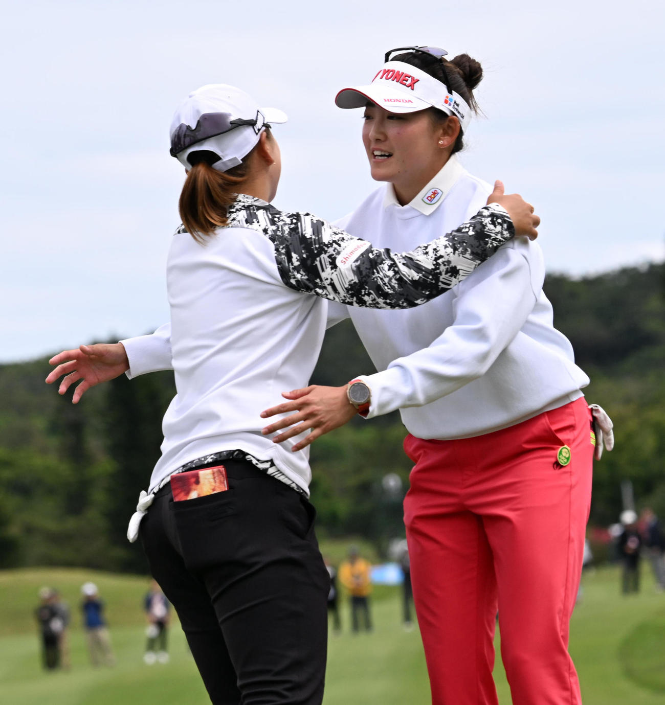 18番、通算18アンダーで優勝の岩井千（右）は西郷とハグ（撮影・前岡正明）