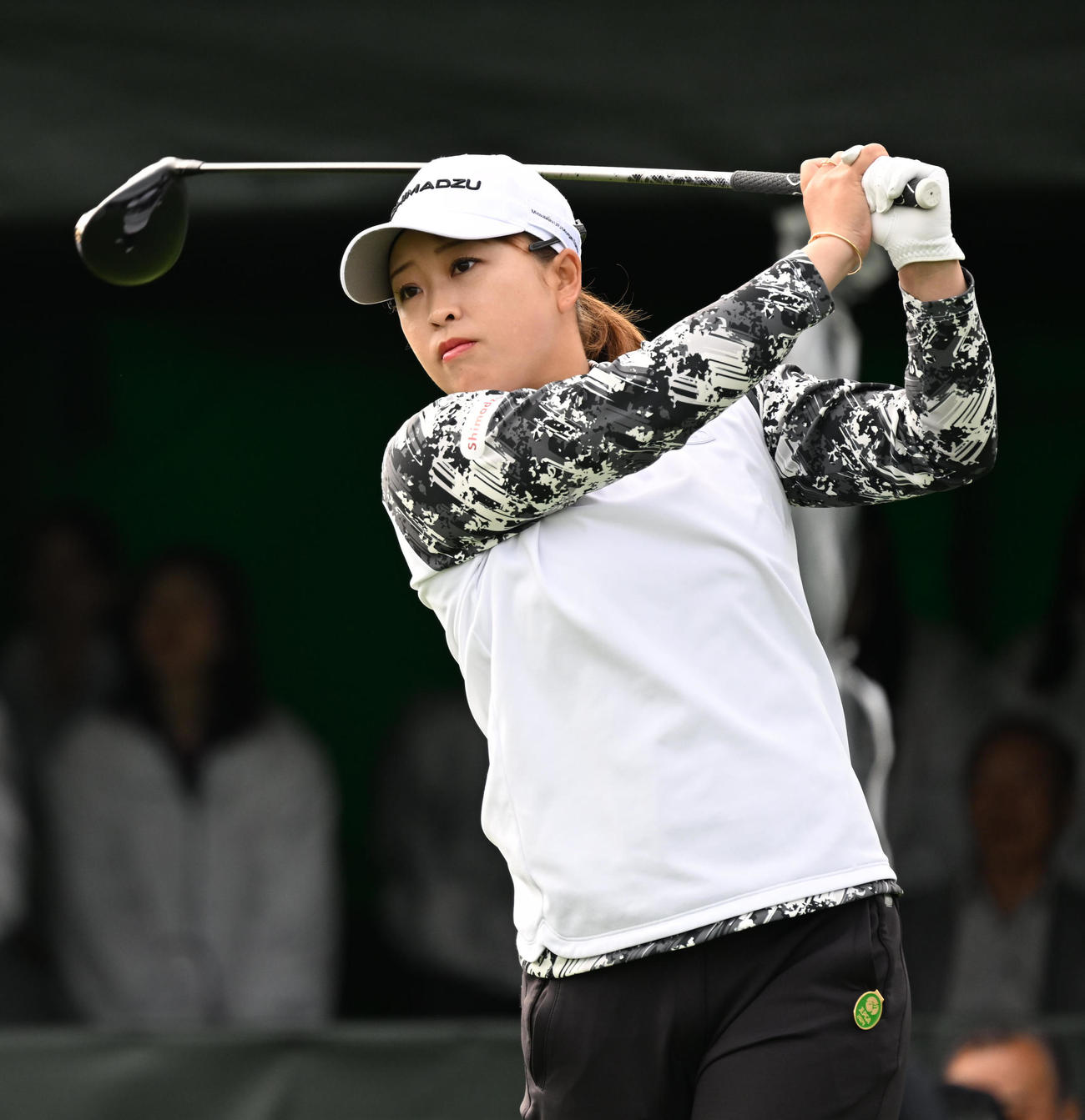 1番、ティーショットを放つ西郷（撮影・前岡正明）