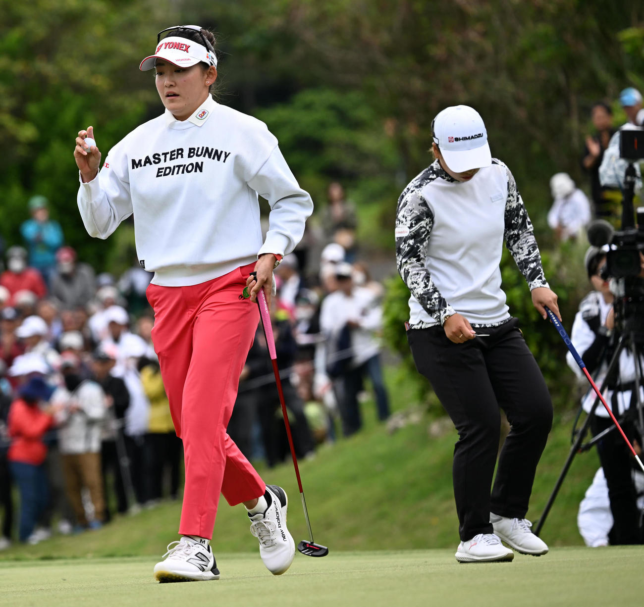14番、バーディーパットを決めた岩井千（左）。右は西郷（撮影・前岡正明）