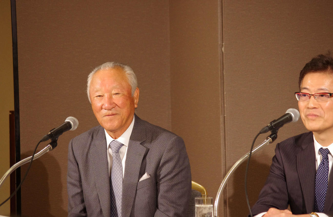 退任会見でほほ笑むJGTOの青木会長（左）