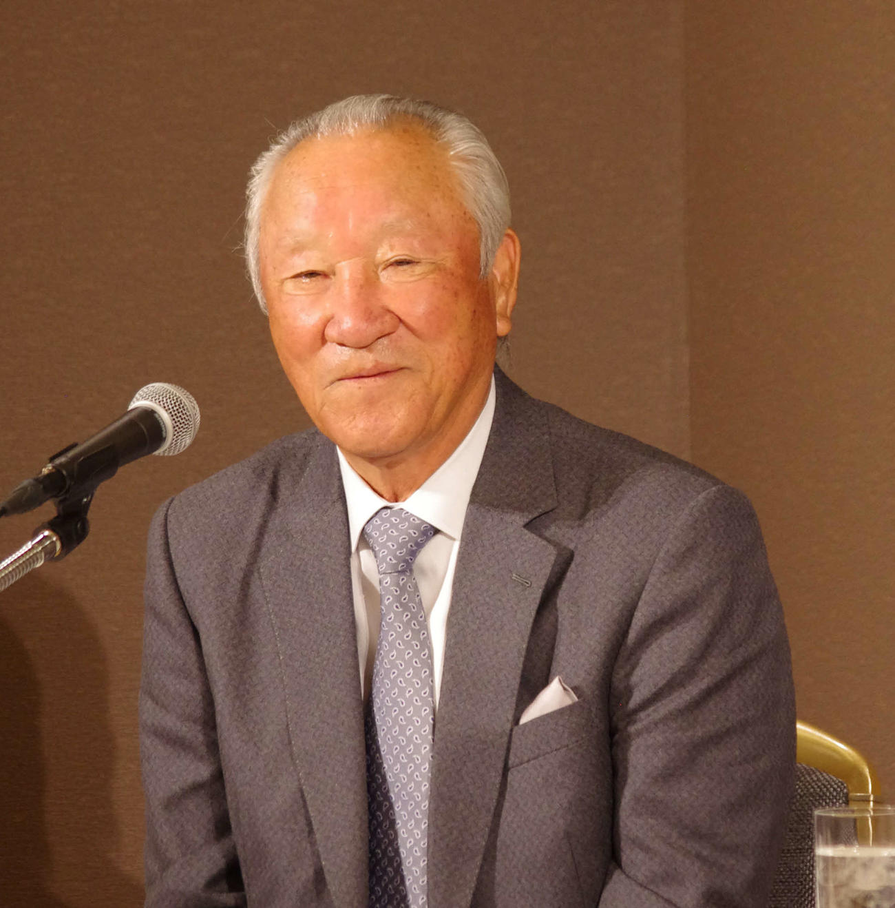 退任会見でほほ笑むJGTOの青木会長（左）