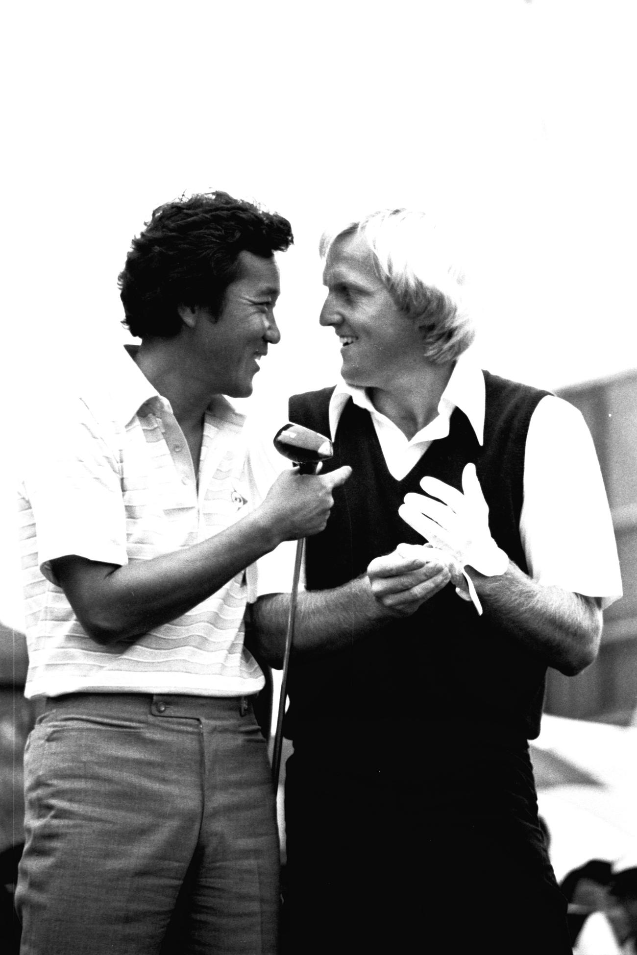 談笑する青木功（左）とグレグ・ノーマン（1981年撮影）