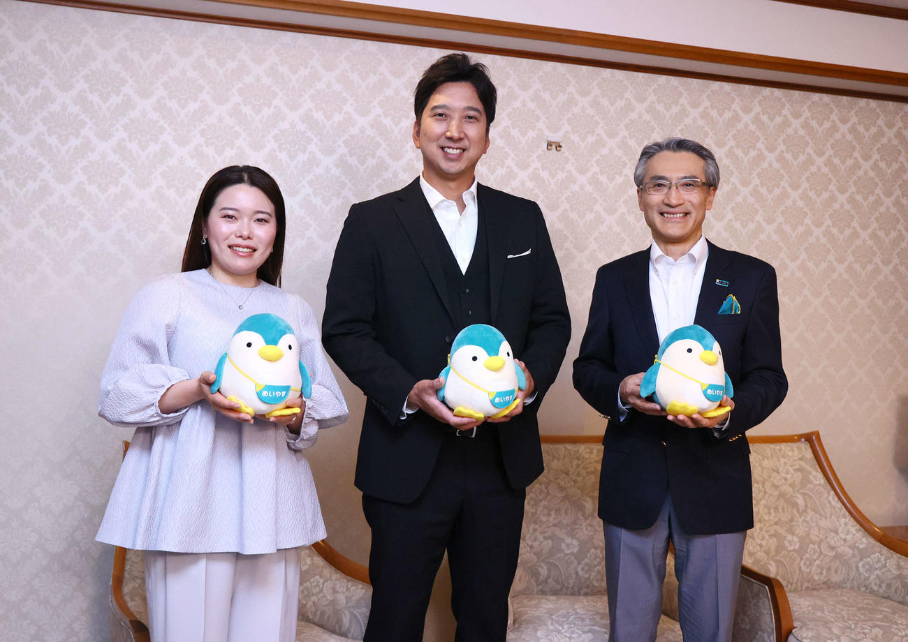 明治安田レディス前夜祭でクロストークし記念撮影する、左から勝みなみ、阪神藤川球児球団本部付SA、明治安田の永島英器取締役代表執行役社長（撮影・上山淳一）