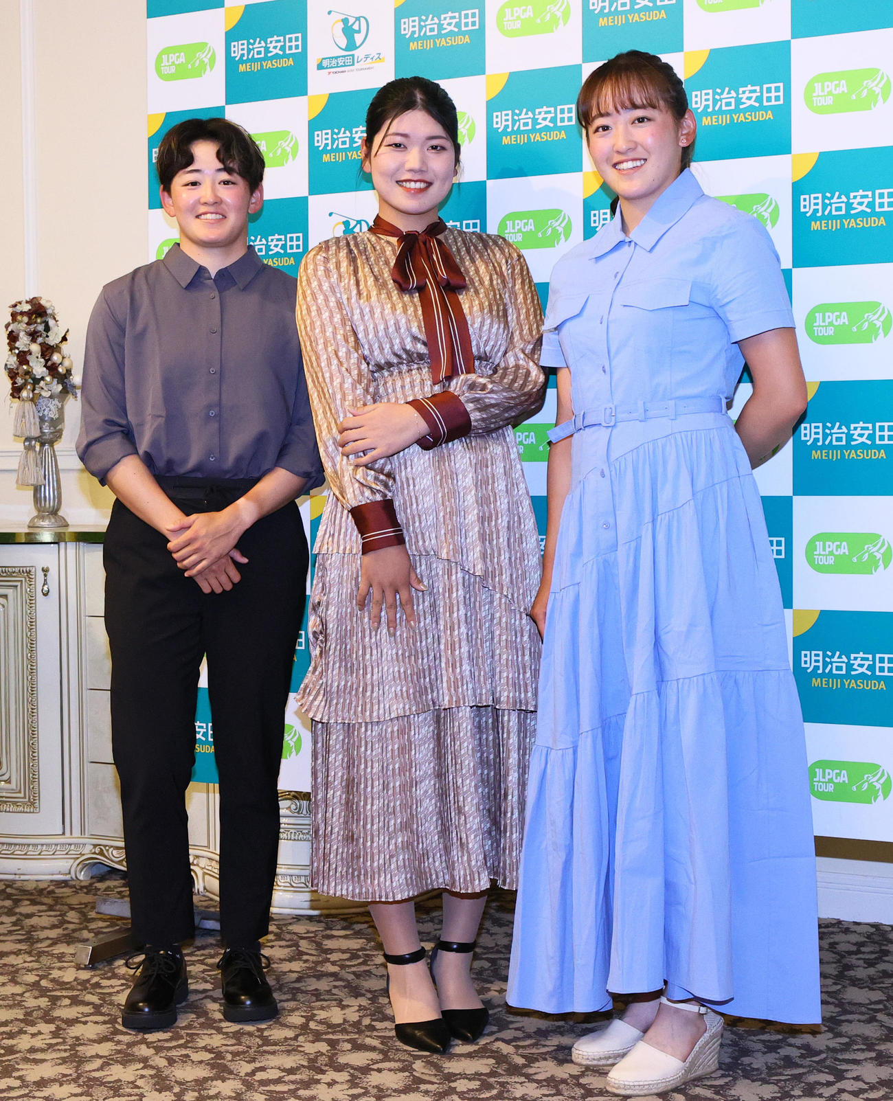 明治安田レディスの前夜祭に出席する岩井明愛、桜井心那、岩井千怜（撮影・上山淳一）