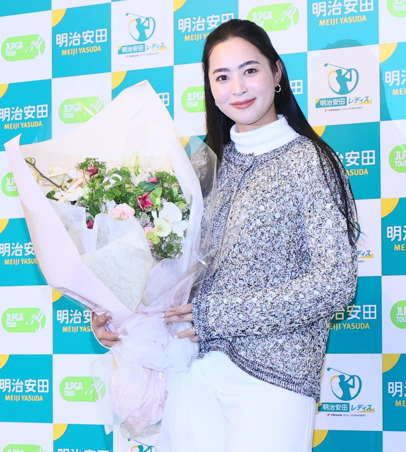 明治安田レディスの前夜祭　結婚を発表した柏原明日架はお祝いの花束を手に笑顔を見せる（撮影・上山淳一）