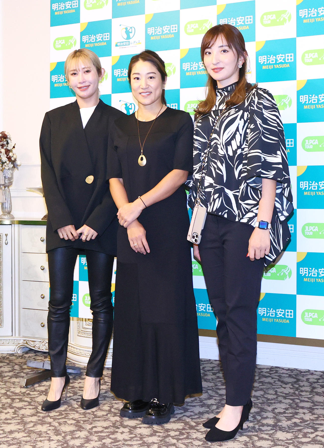 明治安田レディスの前夜祭に出席する、左から金田久美子、藤本麻子、脇元華（撮影・上山淳一）