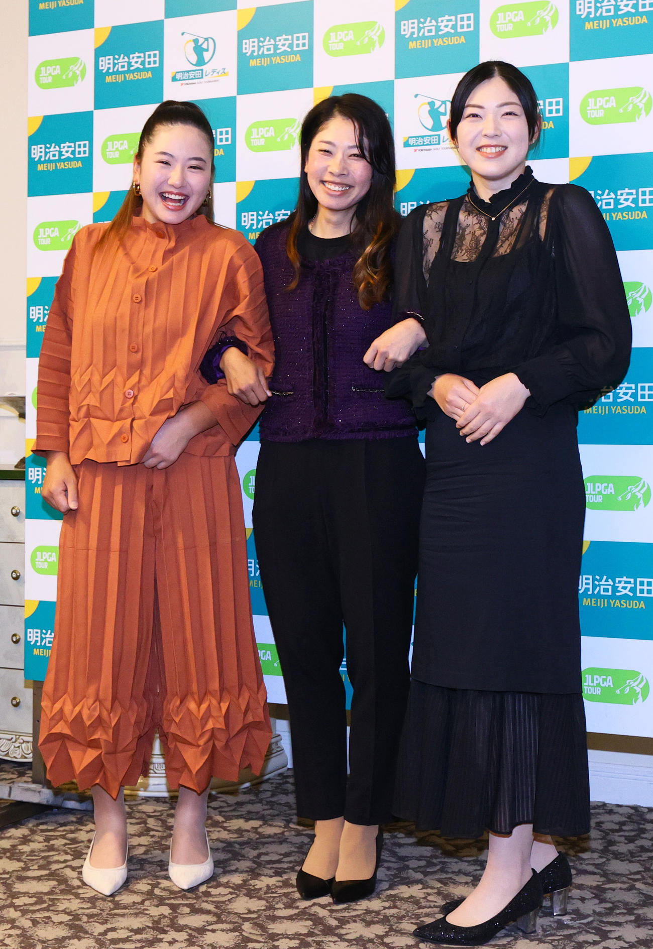明治安田レディスの前夜祭に出席する、左から小林夢果、森田理香子、辻梨恵（撮影・上山淳一）