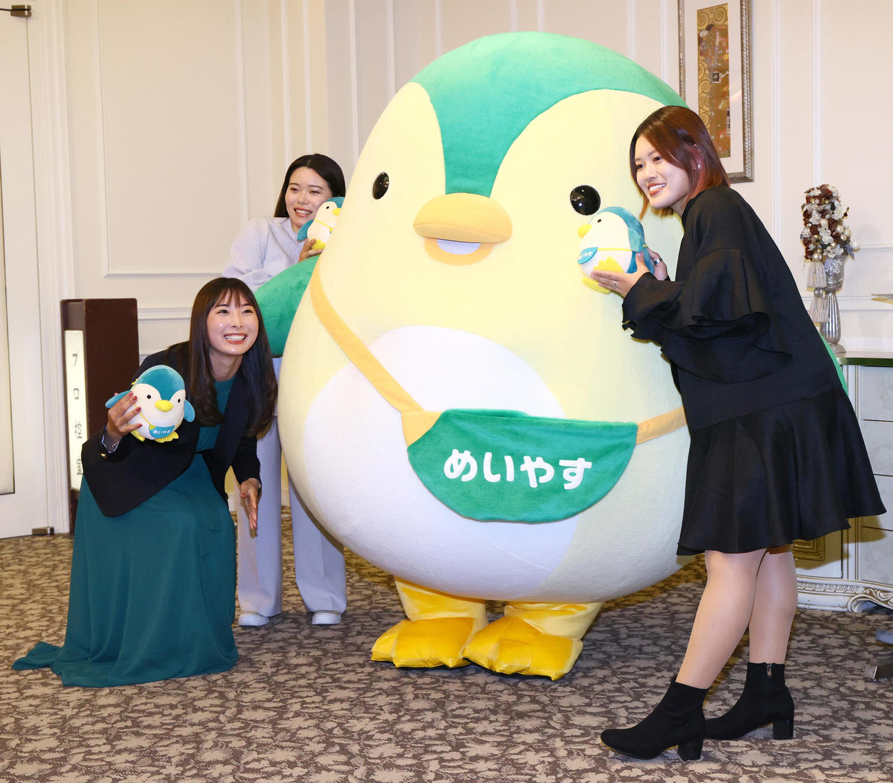 明治安田レディスの前夜祭に出席する、左から鶴岡果恋、勝みなみ、小倉彩愛（撮影・上山淳一）