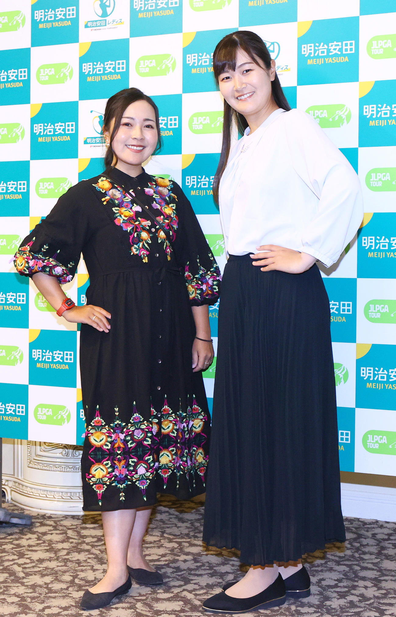 明治安田レディスの前夜祭に出席する青木瀬令奈（左）と神谷そら（撮影・上山淳一）