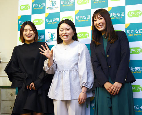 明治安田レディスの前夜祭に出席する、左から小倉彩愛、勝みなみ、鶴岡果恋（撮影・上山淳一）