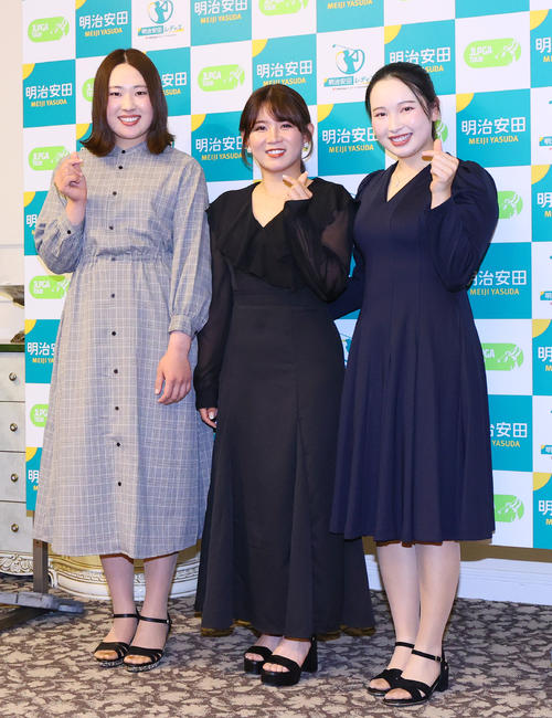 明治安田レディスの前夜祭に出席する竹田麗央、吉本ひかる、小祝さくら（撮影・上山淳一）