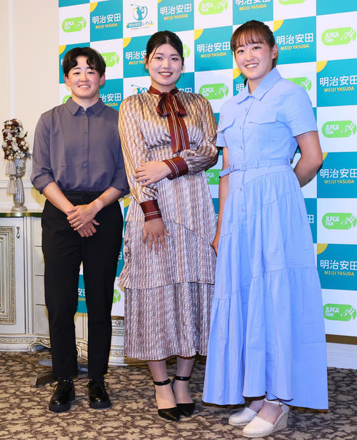 明治安田レディスの前夜祭に出席する岩井明愛、桜井心那、岩井千怜（撮影・上山淳一）