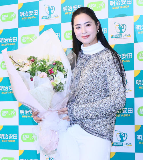 明治安田レディスの前夜祭　結婚を発表した柏原明日架はお祝いの花束を手に笑顔を見せる（撮影・上山淳一）