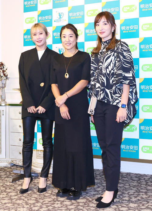 明治安田レディスの前夜祭に出席する、左から金田久美子、藤本麻子、脇元華（撮影・上山淳一）