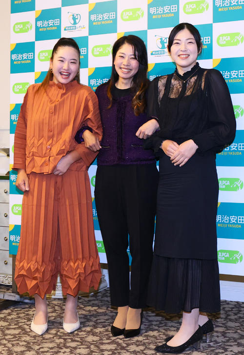 明治安田レディスの前夜祭に出席する、左から小林夢果、森田理香子、辻梨恵（撮影・上山淳一）