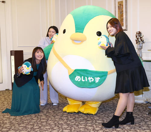 明治安田レディスの前夜祭に出席する、左から鶴岡果恋、勝みなみ、小倉彩愛（撮影・上山淳一）