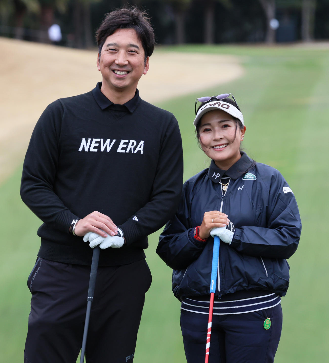 プロアマ戦に出場する藤川氏（左）と青木は笑顔で記念撮影に応じる（撮影・上山淳一）