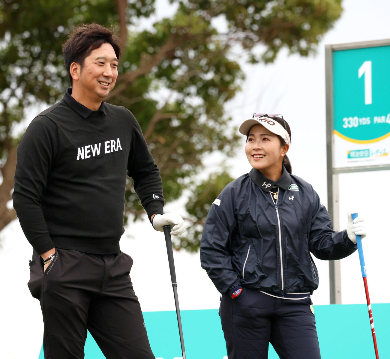 明治安田レディス　プロアマ戦で話す藤川氏（左）と青木（撮影・上山淳一）