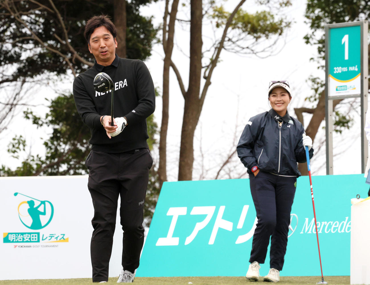 プロアマ戦で藤川氏（左）のプレーを見つめる青木（撮影・上山淳一）