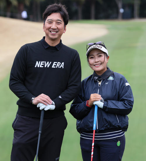 プロアマ戦に出場する藤川氏（左）と青木は笑顔で記念撮影に応じる（撮影・上山淳一）