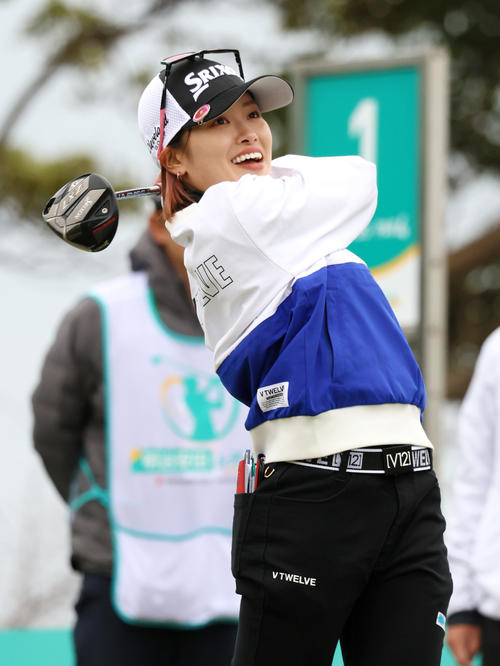 プロアマ戦を楽しむ明治安田所属の小倉（撮影・上山淳一）