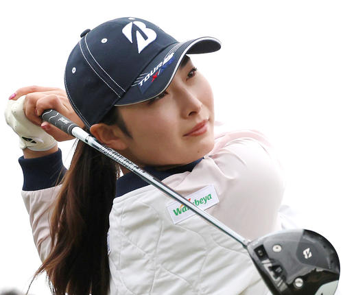 明治安田レディス　プロアマ戦をラウンドする明治安田所属の鶴岡（撮影・上山淳一）