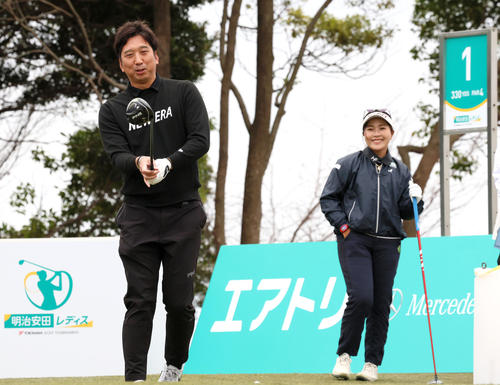 プロアマ戦で藤川氏（左）のプレーを見つめる青木（撮影・上山淳一）
