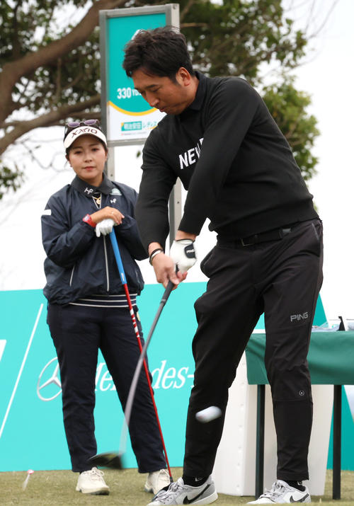 プロアマ戦で藤川氏（手前）のティーショットを見つめる青木（撮影・上山淳一）